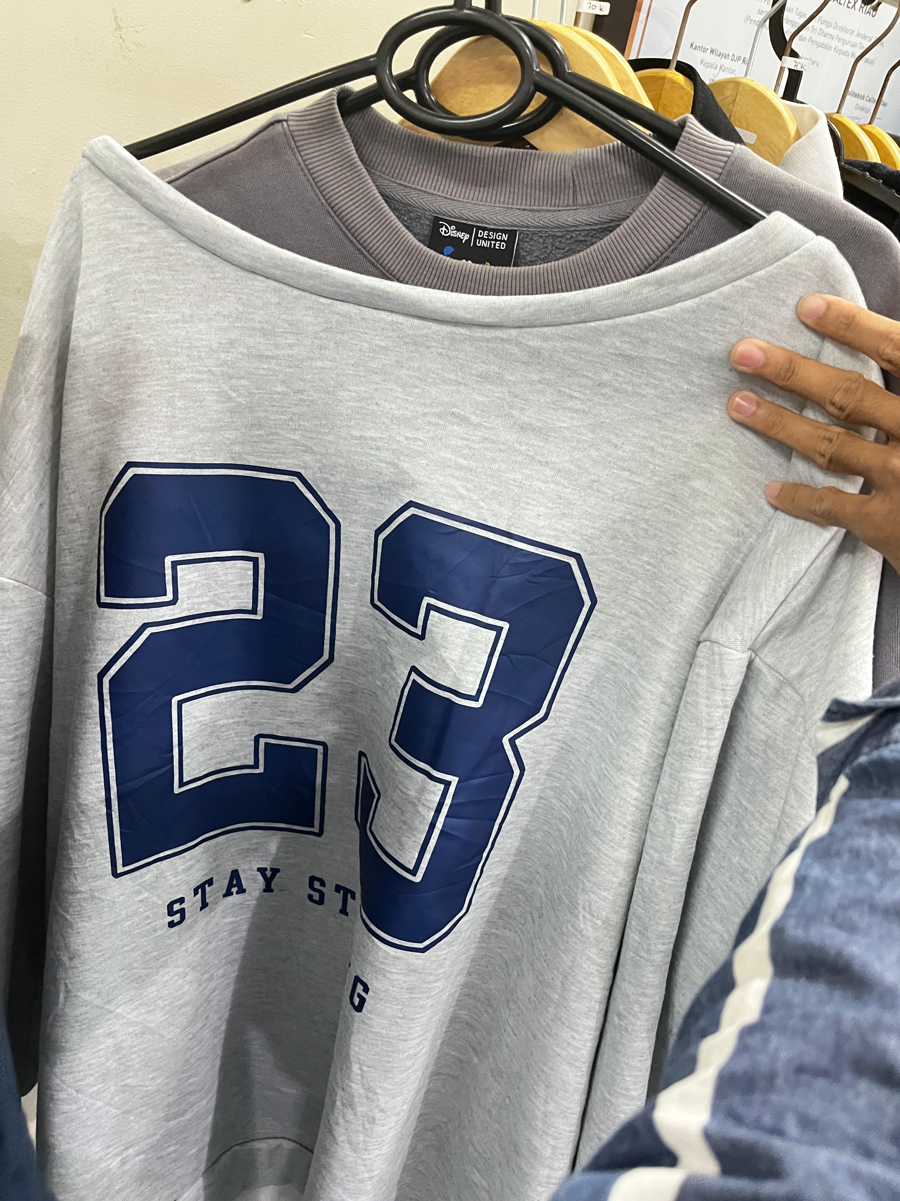 Sweatshirt Vintage "23 Stay Strong"